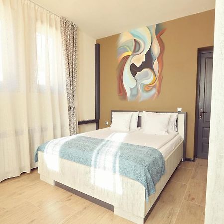 Dezire Guesthouse Baile 1 Mai Bagian luar foto