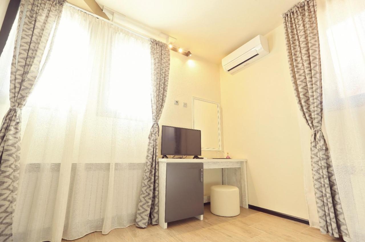 Dezire Guesthouse Baile 1 Mai Bagian luar foto