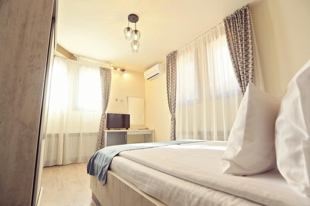 Dezire Guesthouse Baile 1 Mai Bagian luar foto