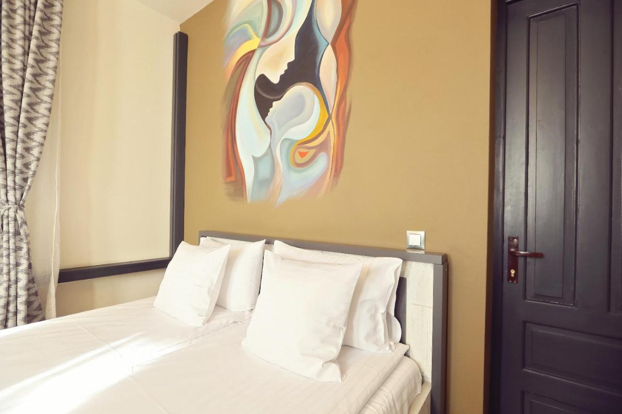 Dezire Guesthouse Baile 1 Mai Bagian luar foto