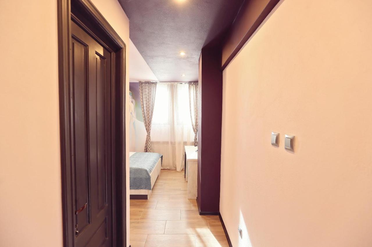 Dezire Guesthouse Baile 1 Mai Bagian luar foto