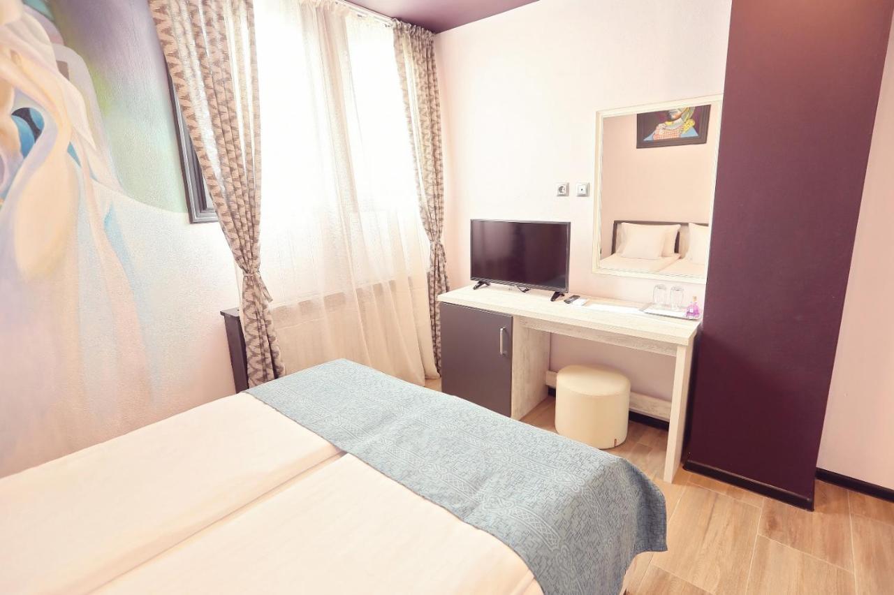 Dezire Guesthouse Baile 1 Mai Bagian luar foto