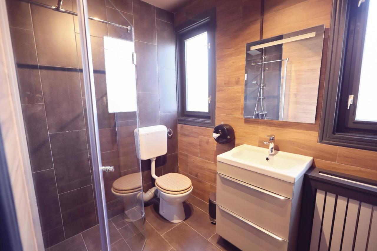 Dezire Guesthouse Baile 1 Mai Bagian luar foto