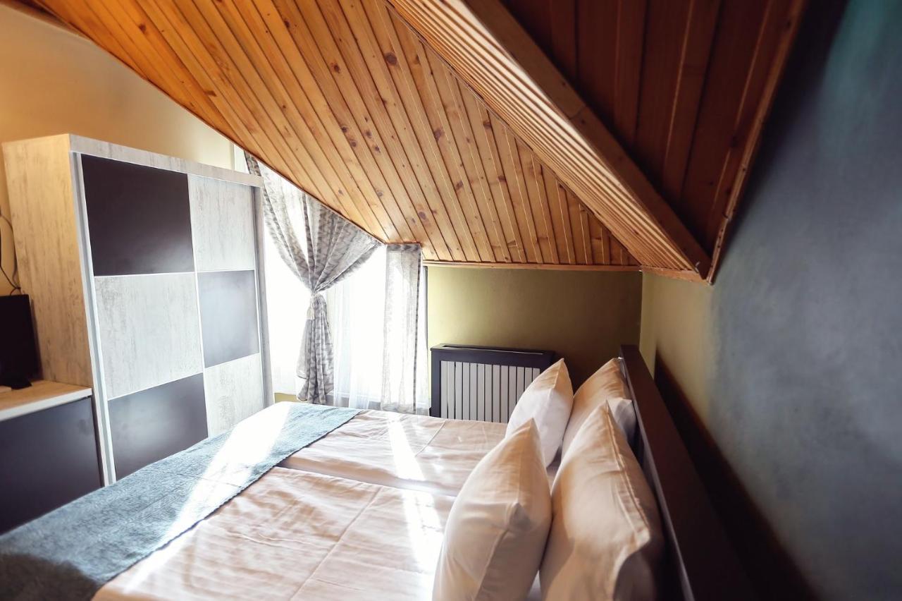 Dezire Guesthouse Baile 1 Mai Bagian luar foto