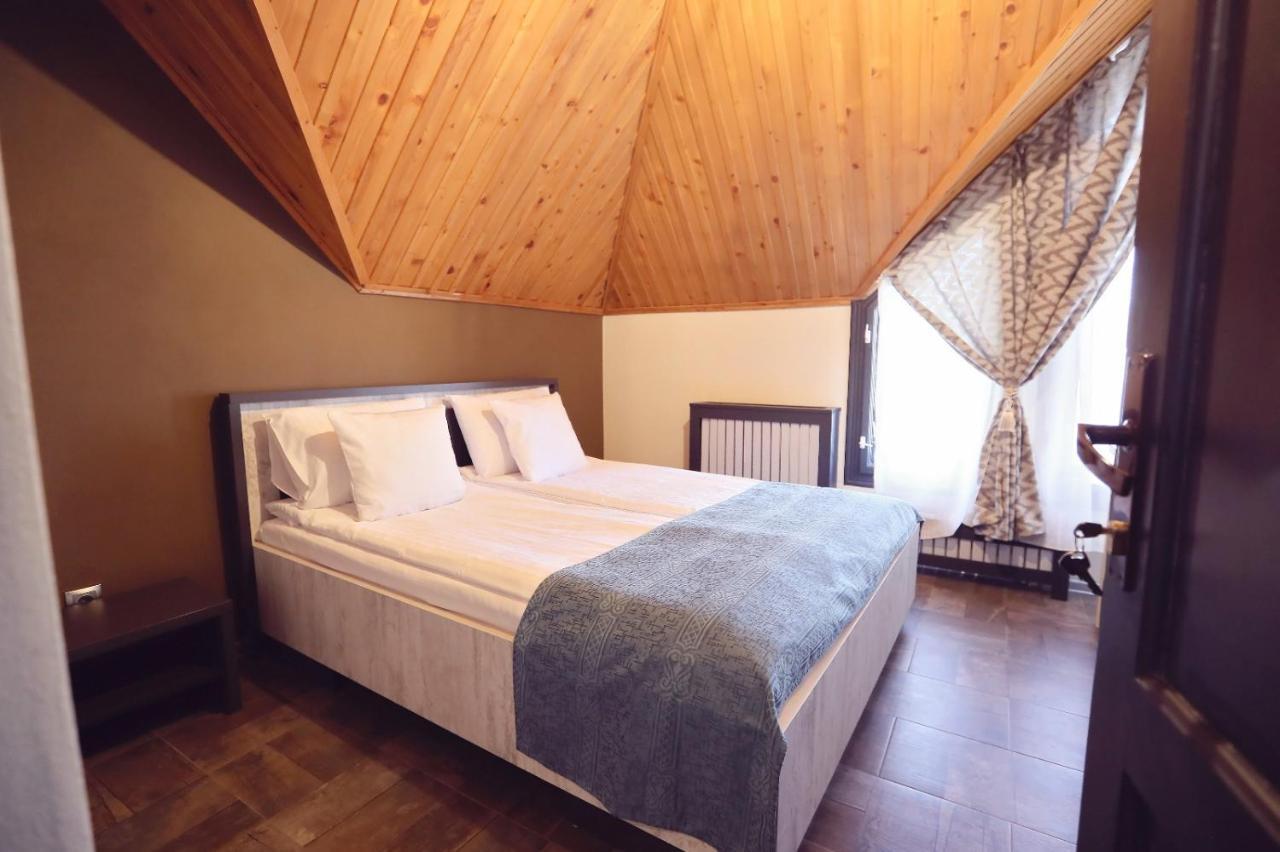 Dezire Guesthouse Baile 1 Mai Bagian luar foto