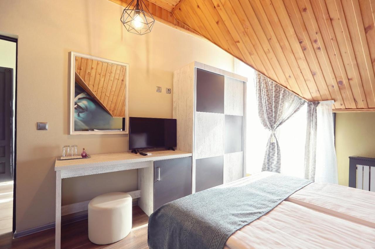 Dezire Guesthouse Baile 1 Mai Bagian luar foto