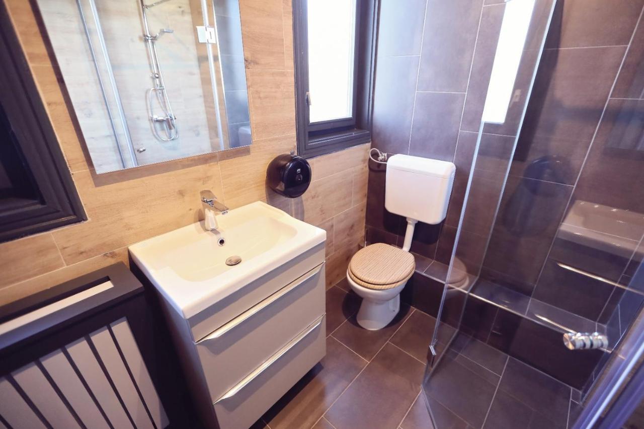 Dezire Guesthouse Baile 1 Mai Bagian luar foto